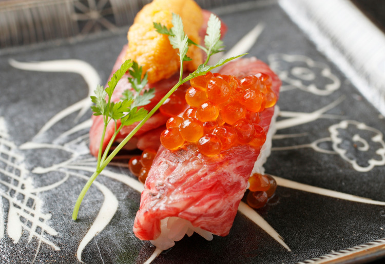 ▼赤身の旨みが濃厚なあか牛を使用した肉寿司。雲丹・いくらと共に堪能『肉寿司（雲丹・いくら）』
