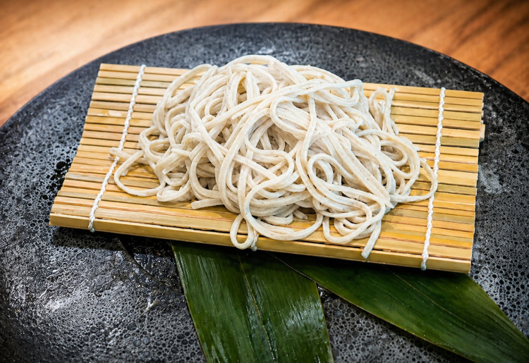 ▼コースのやアラカルトの締めくくりに。職人が丁寧に打ち上げる自家製手打ち蕎麦『手打ちそば』